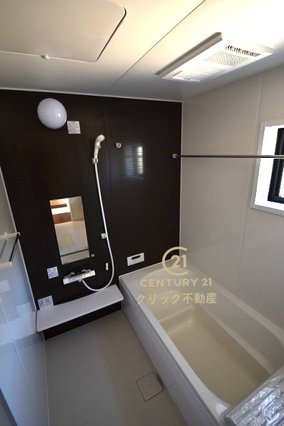 リーブルガーデン  笠間市旭町　第12　2の浴室|浴槽への出入りが安全な低床タイプのユニットバスです。洗い場は滑りにくい速乾床ですので、お子様やご高齢の方にも安心です。自動お湯張りに追焚機能付きのオートバスです。