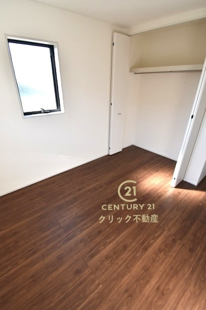 リーブルガーデン  笠間市旭町　第12　2の洋室|折戸を開くと壁面クローゼット。衣類が横一列に並ぶためひと目で洋服が選びやすい！衣類をたくさんお持ちの方もスッキリ片付きます♪