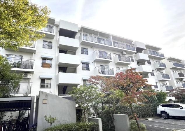 千里緑丘第16号棟の外観