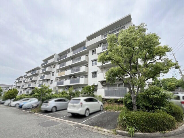 千里緑丘第16号棟の外観