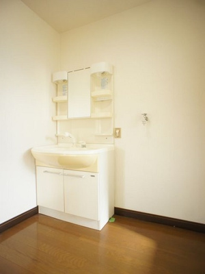 【洗面所】 | ヴェルエスト鹿沼A | 洗髪洗面化粧台と洗濯機置き場があります♪