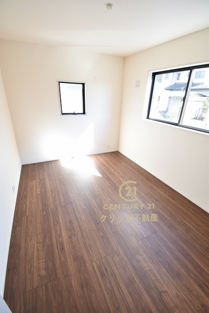 リーブルガーデン  笠間市旭町　第12　3の洋室|二面窓は採光に優れお部屋を明るく照らします。２面の窓から景色が見えるので開放感があり、通風も良く快適にお過ごしいただけます。