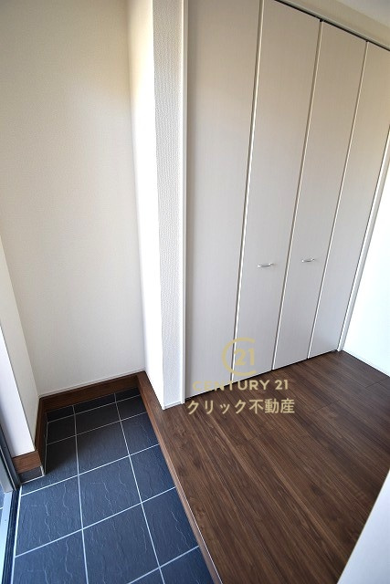 リーブルガーデン  笠間市旭町　第12　3の玄関|廊下の収納スペースは消耗品のストックや掃除用具、防災用品の定位置にも良さそうです。