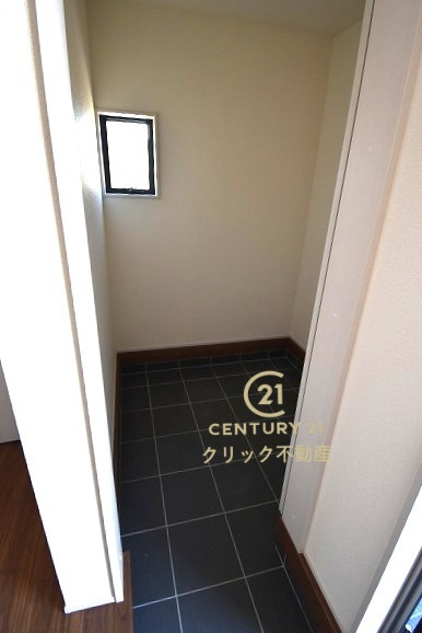 リーブルガーデン  笠間市旭町　第12　3の玄関|ミニトランクとして使えるスペースです。靴の他、雨具、防災用品、アウトドア用品等を置くのもいいですね！小窓付きで採光、通風にも配慮されております。