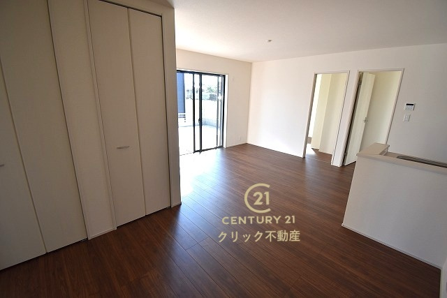 リーブルガーデン  笠間市旭町　第12　3の居間・リビング|リビングにある大容量の収納スペースは、急な来客の時にも便利。細々とした物をササッと片付けて生活感を隠せます。