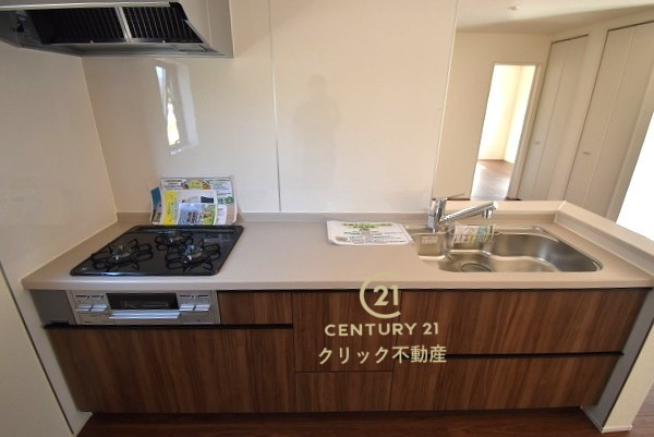 リーブルガーデン  笠間市旭町　第12　3のキッチン|ワイドなカウンターと高い収納力で、ご夫婦で、またお子様と一緒に料理をするにも十分な広さ。お手入れしやすいので清潔を保つことができます。