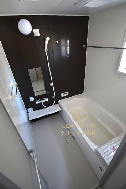 リーブルガーデン  笠間市旭町　第12　3の浴室|浴槽への出入りが安全な低床タイプのユニットバスです。洗い場は滑りにくい速乾床ですので、お子様やご高齢の方にも安心です。自動お湯張りに追焚機能付きのオートバスです。