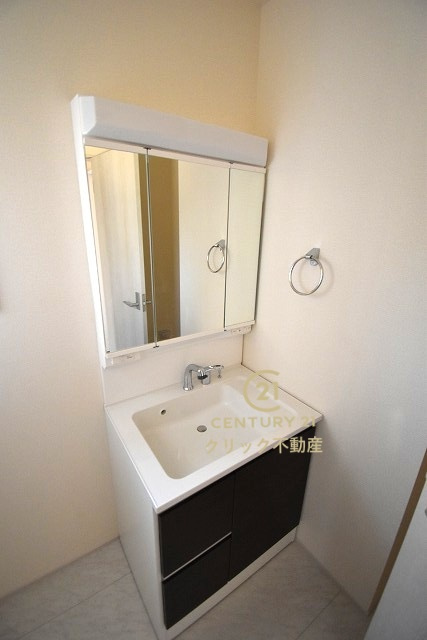 リーブルガーデン  笠間市旭町　第12　3の独立洗面台|見た目の美しさだけではなく、機能性も追求した使い勝手の良い独立洗面化粧台。
身だしなみチェックや歯磨きなど、朝の慌ただしい時間でも余裕を感じていただけます。