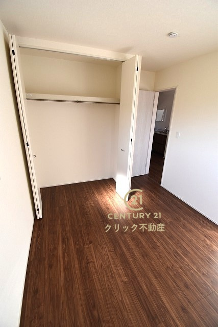 リーブルガーデン  笠間市旭町　第12　3の洋室|折戸を開くと壁面クローゼット。衣類が横一列に並ぶためひと目で洋服が選びやすい！衣類をたくさんお持ちの方もスッキリ片付きます♪