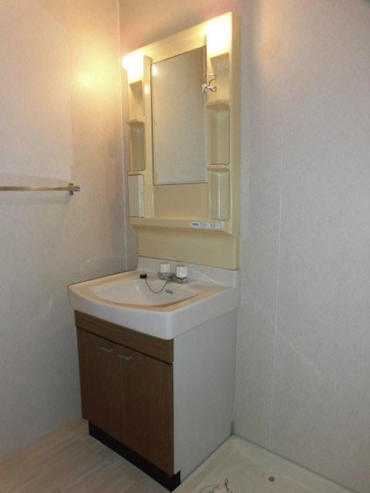 レ・ファミール・ド・ジョイ60　A棟の洗面所|明るい洗面所です★