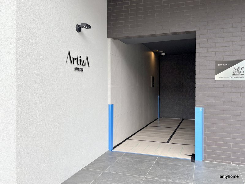 ArtizA緑地公園　仲介手数料無料のエントランス