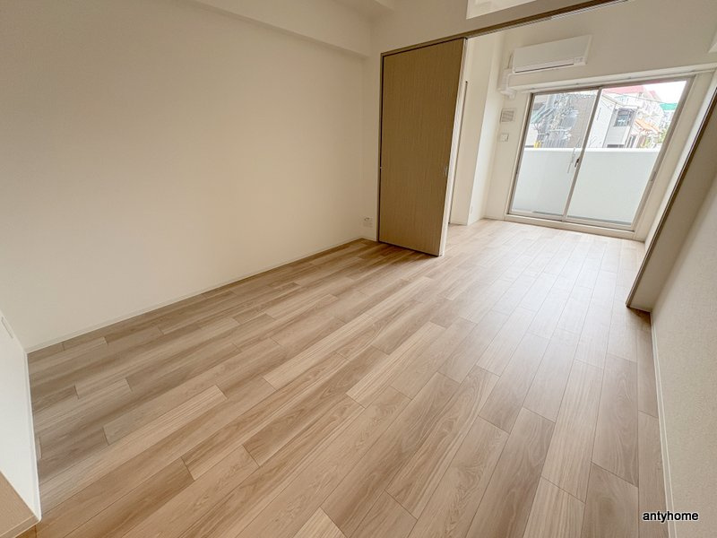 ArtizA緑地公園　仲介手数料無料の居間・リビング