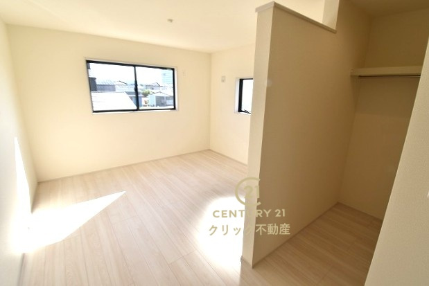 リーブルガーデン  笠間市旭町　第12　4の洋室|ウォークインクローゼットを配備した洋室。フローリングなので重い家具も置けます。カーテンと家具を揃えるなどして、お好みのインテリアを楽しむことができます。収納スペースは全室に配備しております。