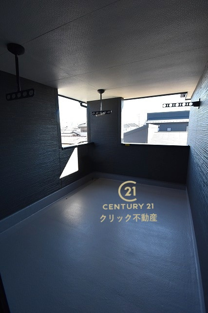 リーブルガーデン  笠間市旭町　第12　4のバルコニー|インナーバルコニーは洗濯物外干し派の強い味方！天気が変わりやすい季節の外出も安心です。外出が難しい日に出るだけでも気分転換になる、嬉しいスペースです。