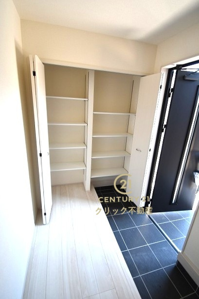 リーブルガーデン  笠間市旭町　第12　4の玄関|たっぷり入る玄関収納です！扉の中は可動棚ですので、用途に合わせて高さを自由に変えることができます。