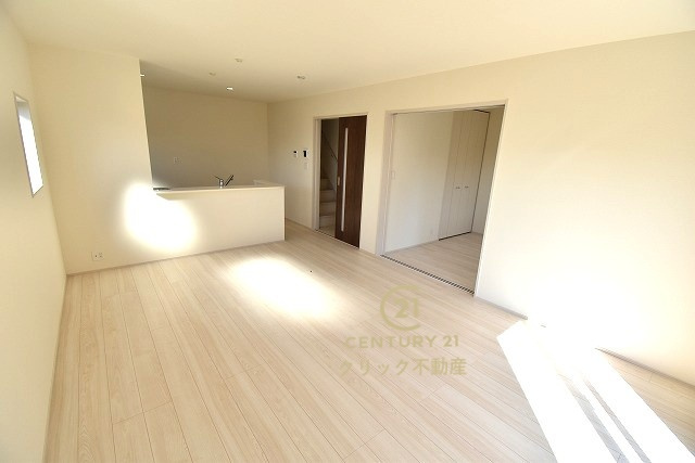 リーブルガーデン  笠間市旭町　第12　4の居間・リビング|カーテンやラグの色、質感、選ぶ家具などでお部屋の雰囲気が変わります。お好みのインテリアを楽しみましょう♪白を基調とした内装ですので、あらゆるスタイルが馴染みます。