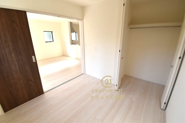 リーブルガーデン  笠間市旭町　第12　4の洋室|1階洋室です。リビングとの間の引き戸を閉めて在宅ワークに、開放してキッズスペースに、など自由に空間を分けて使えます。収納も配備されております。