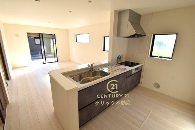 リーブルガーデン  笠間市旭町　第12　4のキッチン|美しいシステムキッチンです。ワイドなカウンターと高い収納力で、家族で一緒に料理をするにも十分な広さ。お手入れしやすいので清潔を保つことができます。