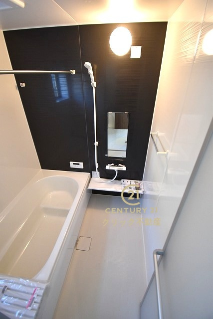 リーブルガーデン  笠間市旭町　第12　4の浴室|浴槽への出入りが安全な低床タイプのユニットバスです。洗い場は滑りにくい速乾床ですので、お子様やご高齢の方にも安心です。自動お湯張りに追焚機能付きのオートバスです。