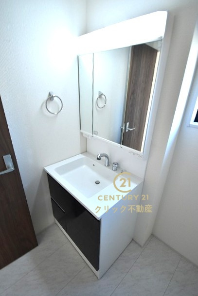 リーブルガーデン  笠間市旭町　第12　4の独立洗面台|シャンプードレッサー付き洗面台は、広めで使いやすい、お手入れが楽なデザイン。窓があるので採光、通風良好です！