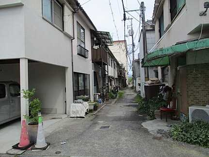 広島市西区観音新町3丁目 　中古一戸建ての前面道路含む現地写真