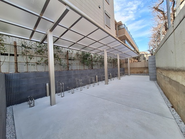 プレザント上板橋のその他共用部分|屋根付きの駐輪場