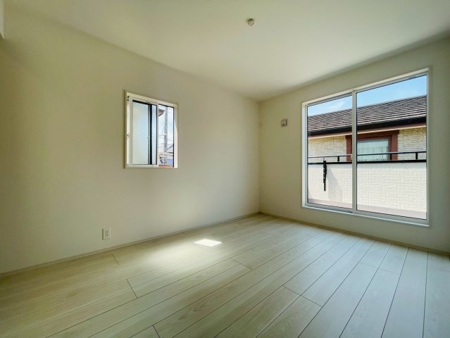 【商談中】ブルーミングガーデン　江南市上奈良町錦　全1区画分譲の洋室|全居室に【２４時間換気システム】を設置。家の中の空気をいつも新鮮に保ちます。カビの発生を抑えられます。
気密性に優れているため、部屋によっての温度差が小さく、家中どこでも快適に過ごせます。