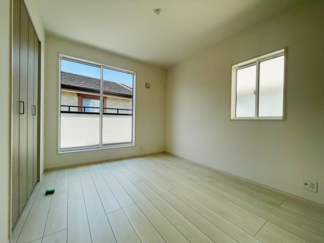 【商談中】ブルーミングガーデン　江南市上奈良町錦　全1区画分譲の洋室|全居室に【２４時間換気システム】を設置。家の中の空気をいつも新鮮に保ちます。カビの発生を抑えられます。
気密性に優れているため、部屋によっての温度差が小さく、家中どこでも快適に過ごせます。