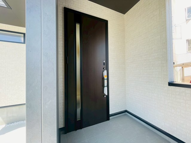 【商談中】ブルーミングガーデン　江南市上奈良町錦　全1区画分譲の玄関|専用のカードやスマートフォンで施解錠可能な玄関錠。快適さと防犯面に特化した、新世代の玄関ドアです。
鍵の毎回の開け閉めのイライラが減り、毎日の暮らしにゆとりが生まれます。