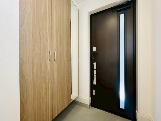 【商談中】ブルーミングガーデン　江南市上奈良町錦　全1区画分譲の玄関|大容量のシューズ収納付きで玄関周りもすっきり！玄関ドアからの光が玄関ホールを明るくしてくれます。