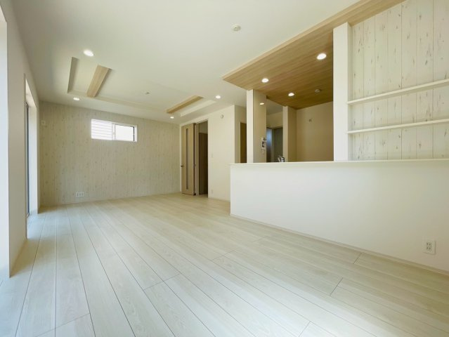 【商談中】ブルーミングガーデン　江南市上奈良町錦　全1区画分譲の居間・リビング|リビングには開放感のある【折上げ天井】を採用。最大2.6mの天井高で部屋をより広く明るく感じられます。
開放感と高級感を演出し、自然と家族みんなが集まる心地よい空間を作り出しています。