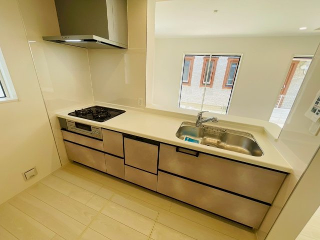 【商談中】ブルーミングガーデン　江南市上奈良町錦　全1区画分譲のキッチン|機能的なシステムキッチン。収納力に優れた大容量の引出。食器洗浄乾燥機も標準装備で家事軽減になります。
適材適所の収納が可能な大容量の引出しで、キッチン小物も大物もたっぷり収納できお掃除も楽々です。