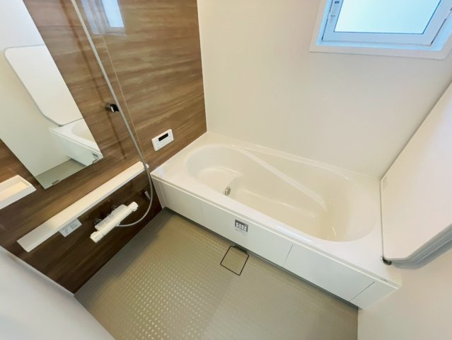 【商談中】ブルーミングガーデン　江南市上奈良町錦　全1区画分譲の浴室|浴室は【ほっカラリ床】【魔法瓶びん槽】【エアインシャワー】【浴室換気乾燥機】の高機能設備の仕様です。
雨の日の洗濯物乾燥や、日々のお手入れにも便利で、浴室をスッキリ清潔に保てます。