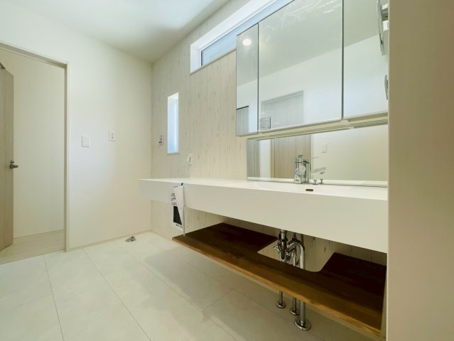 【商談中】ブルーミングガーデン　江南市上奈良町錦　全1区画分譲の独立洗面台|三面鏡裏スペースや、収納量がアップした洗面下部で、たっぷり収納できます。水栓やミラーはエコ仕様です。
電気やガス代の節約にもなります！一体成型ボウルを採用したお手入れも簡単な洗面化粧台。