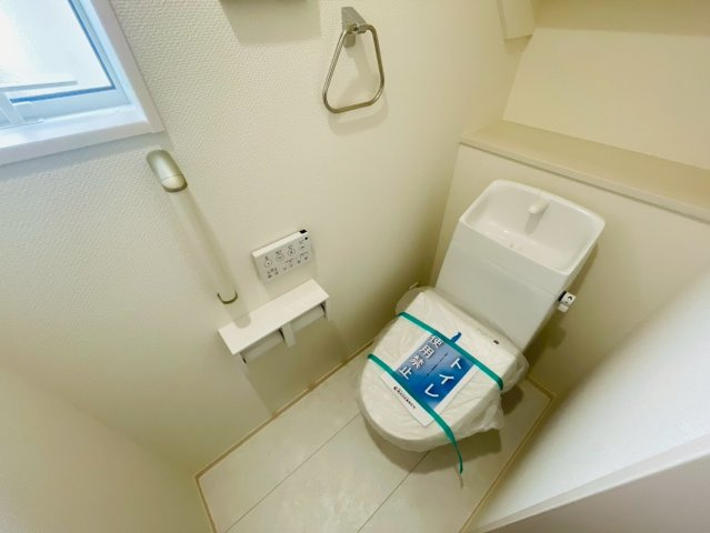 【商談中】ブルーミングガーデン　江南市上奈良町錦　全1区画分譲のトイレ|汚れが付きにくく落ちやすい表面加工と、掃除のしやすいフチレス形状便器の相乗効果でお手入れが楽々です。
節水型で家計にも優しい！温水洗浄便座で寒い冬も気持ちよくトイレ時間を過ごせます。