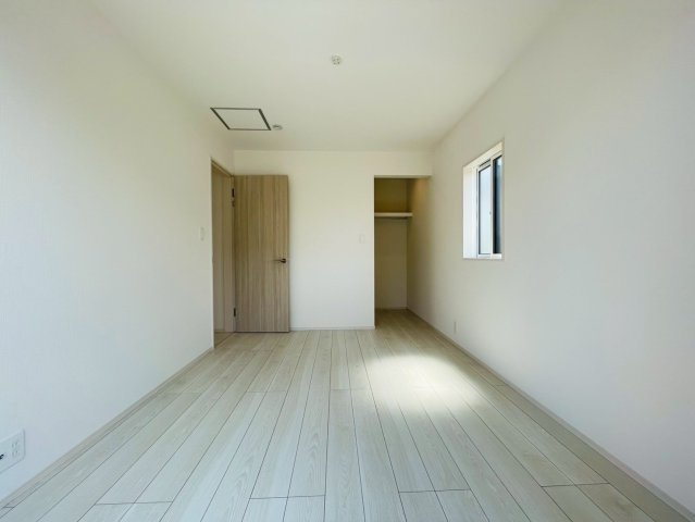 【商談中】ブルーミングガーデン　江南市上奈良町錦　全1区画分譲の寝室|全居室に収納を完備！窓は【樹脂枠】と【LOW-E複層ガラス】を採用。高断熱で寒暖差による結露も防ぎます。
建具やクロスなどをトータルコーディネートしており、室内に落ち着きと安らぎを与えてくれます。