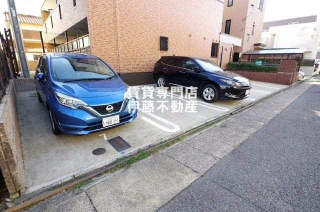 ラフィネ又穂の駐車場