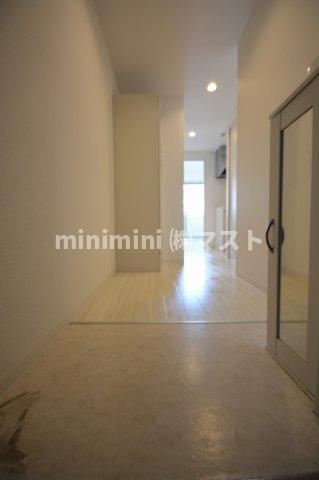 エストゥルースプラス大阪福島の玄関