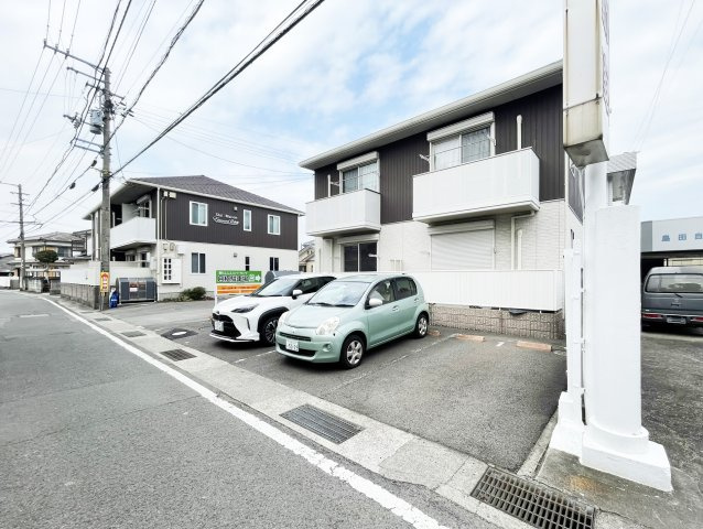 シャーメゾンエピナールI番館の駐車場
