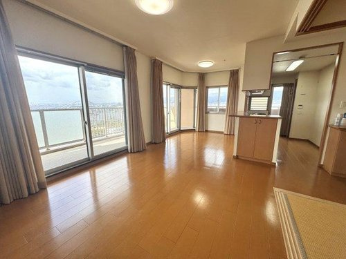 ルネヒューマンズガーデンパラディオB棟の居間・リビング