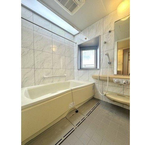 ルネヒューマンズガーデンパラディオB棟の浴室