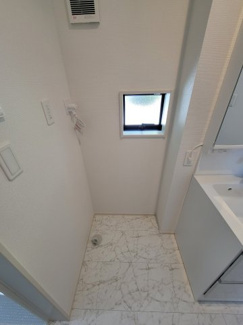 【洗面所】 | 泉台４丁目　新築戸建 | 換気扇も窓もついて換気はバッチリです。