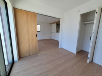 【洋室】 | 泉台４丁目　新築戸建 | リビングから続き間になっているので、より広くお使い頂けます。また客間としてもご利用頂けます。