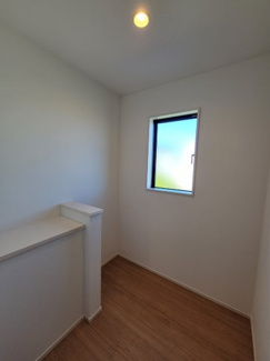 【洋室】 | 泉台４丁目　新築戸建 | フリースペースです。書斎にも納戸にも多用途にお使い頂けます。