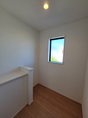【洋室】 | 泉台４丁目　新築戸建 | フリースペースです。書斎にも納戸にも多用途にお使い頂けます。
