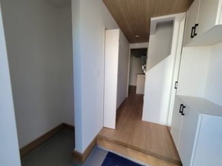 【玄関】 | 泉台４丁目　新築戸建 | シューズインクローク付きで収納豊富な玄関です。