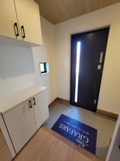 【玄関】 | 泉台４丁目　新築戸建 | シューズボックスにはご家族分の靴が収納できます。