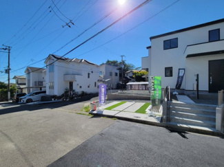 【駐車場】 | 泉台４丁目　新築戸建 | 前面道路との高低差のない平坦地なので駐車も楽々です。