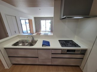 【キッチン】 | 泉台４丁目　新築戸建 | カウンターキッチンなのでリビングが見渡せるので、ご家族との会話も弾みます。