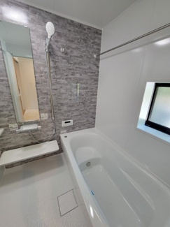 【浴室】 | 泉台４丁目　新築戸建 | 窓もあるので換気もできます。お手入れのしやすいユニットバスです。